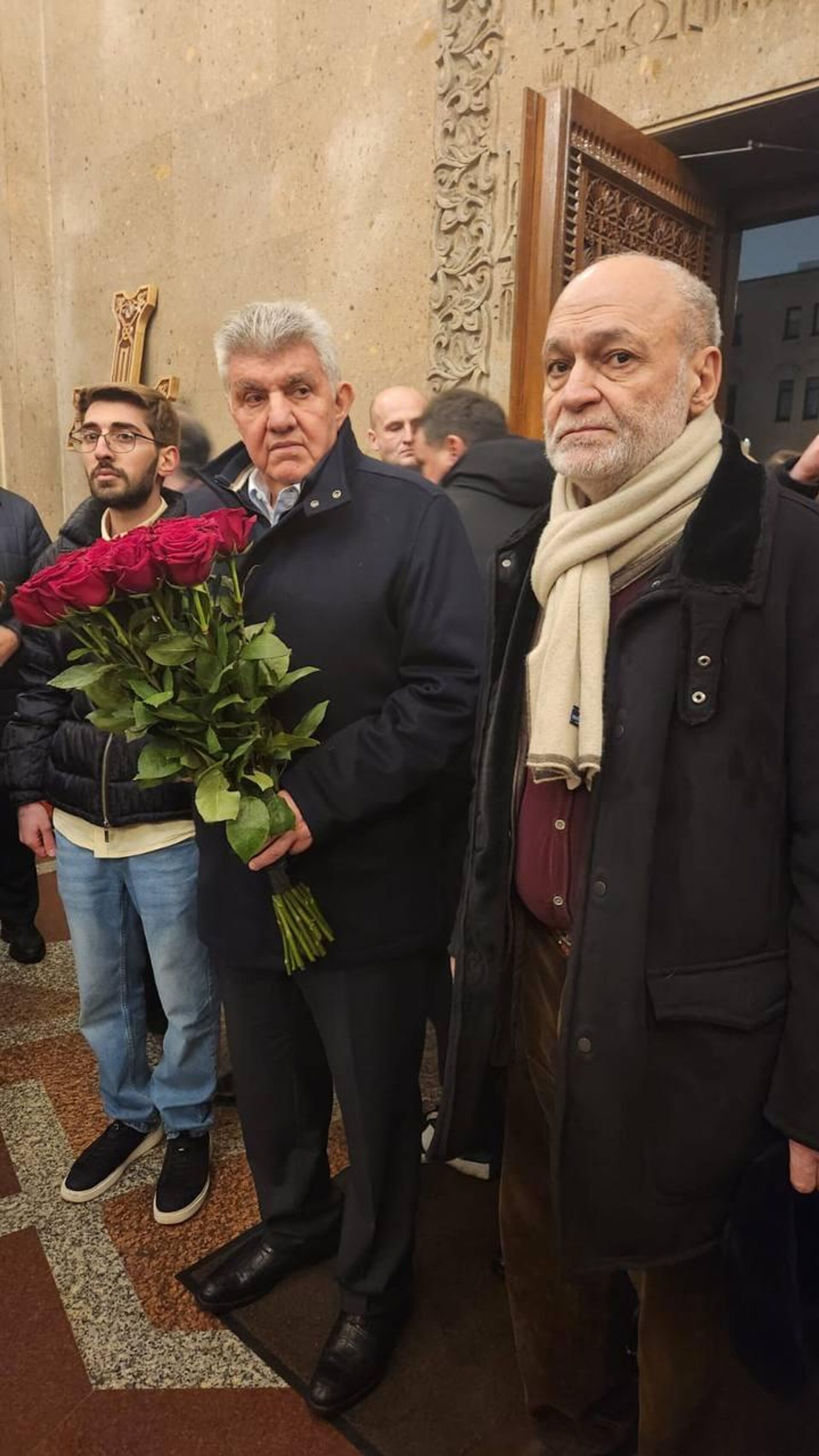 Ара Абрамян на отпевании легендарного футболиста, Олимпийского чемпиона Никиты Симоняна в Армянском храмовом комплексе (26 ноября 2025). Москва - Sputnik Արմենիա, 1920, 26.11.2025