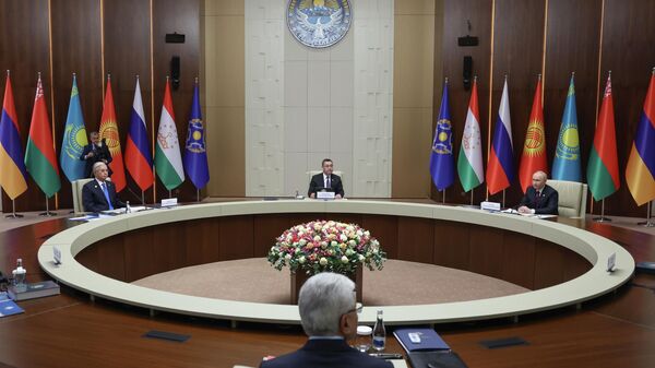 Президент РФ Владимир Путин, президент Казахстана Касым-Жомарт Токаев и президент Киргизии Садыр Жапаров на заседании Совета коллективной безопасности ОДКБ (27 ноября 2025). Бишкек - Sputnik Армения