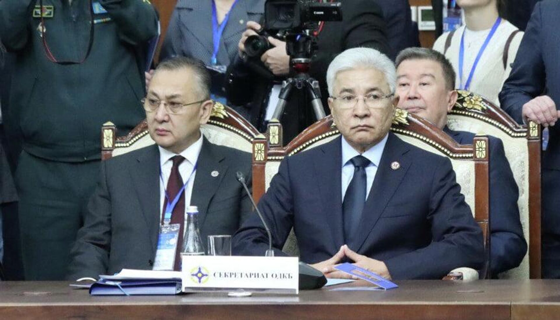 Действующий генсек ОДКБ Имангали Тасмагамбетов и будущий Генсек ОДКБ Таалатбек Масадыков (слева) на заседании Совета коллективной безопасности ОДКБ (27 ноября 2025). Бишкек - Sputnik Армения, 1920, 27.11.2025