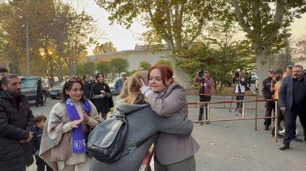 «Սա պատժի ձև էր»․ դատարանի բակում հավաքվածները ծափերով դիմավորեցին Լիդյա Մանթաշյանին - Sputnik Արմենիա