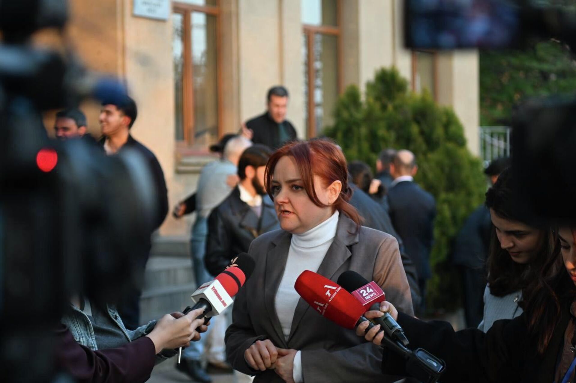 Отпущенная под административный надзор Лидия Манташян отвечает на вопросы журналистов по окончанию судебного заседания по делу участников Священной борьбы (27 ноября 2025). Еревaн - Sputnik Արմենիա, 1920, 27.11.2025