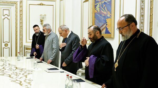 Премьер-министр Никол Пашинян встретился с епископами ААЦ (27 ноября 2025). Еревaн - Sputnik Армения