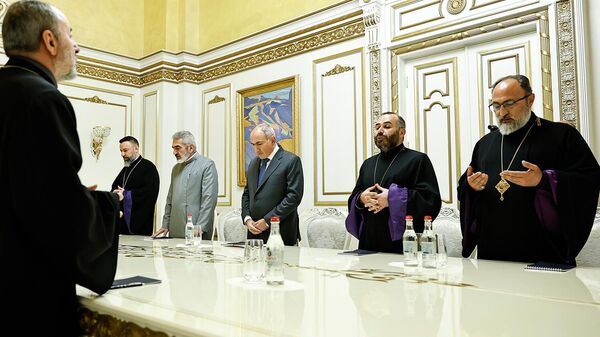 Նիկոլ Փաշինյանը հանդիպել է 10 եպիսկոպոսների հետ - Sputnik Արմենիա