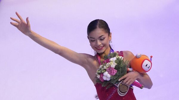 Аделия Петросян, завоевавшая золотую медаль на чемпионате России по фигурному катанию, на церемонии награждения (22 декабря 2024). Омск - Sputnik Армения