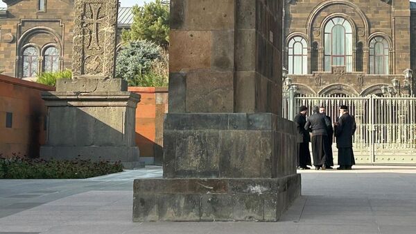 Վեհարանի մոտ կանգնած հոգևորականներ - Sputnik Արմենիա