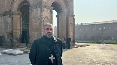 Духовный пастырь монастыря Сагмосаванк иерей отец Паран Аракелян во дворе Эчмиадзинского монастыря (28 ноября 2025). Эчмиадзин