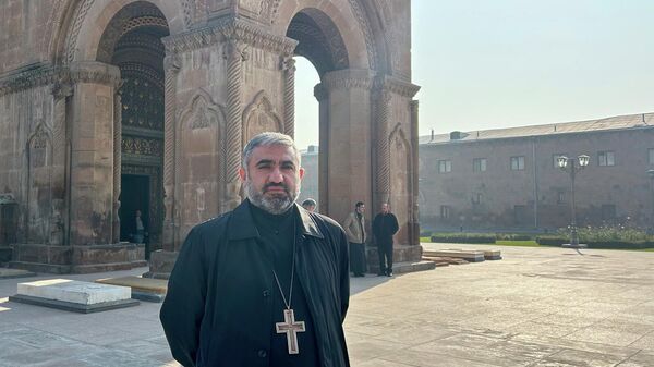 Духовный пастырь монастыря Сагмосаванк иерей отец Паран Аракелян во дворе Эчмиадзинского монастыря (28 ноября 2025). Эчмиадзин - Sputnik Армения