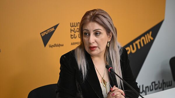 Соучредитель общественной организации Право на здоровье Ануш Погосян во время пресс-конференции Обязательное медицинское страхование. Плюсы и минусы (28 ноября 2025). Еревaн - Sputnik Армения