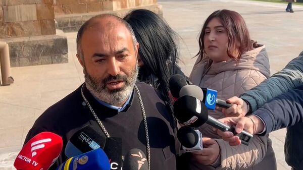 Ինչ–որ առումով վարչապետը մաքրեց եկեղեցին. տեր Վրթանեսը` հոգևորականների հետ հանդիպման մասին Ինչ–որ առումով վարչապետը մաքրեց եկեղեցին. տեր Վրթանեսը` հոգևորականների հետ հանդիպման մասին - Sputnik Արմենիա