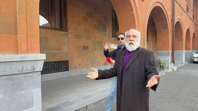 Архиепископ Натан Ованнисян во дворе Эчмиадзинского монастыря (28 ноября 2025). Эчмиадзин