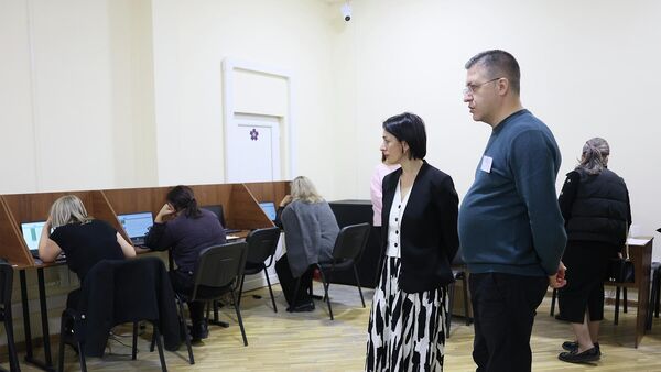 Министр ОНКС Жанна Андреасян наблюдает за процессом добровольной сертификации в одном из экзаменационных центров (28 ноября 2025). Еревaн  - Sputnik Армения