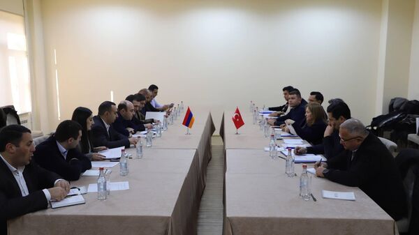 В соответствии с договоренностями, достигнутыми в ходе встреч спецпредставителей процесса нормализации отношений между Арменией и Турцией, на контрольно-пропускном пункте Ахурик-Акьяка на армяно-турецкой границе и в городе Гюмри состоялась встреча представителей соответствующих ведомств двух стран (28 ноября 2025) - Sputnik Армения