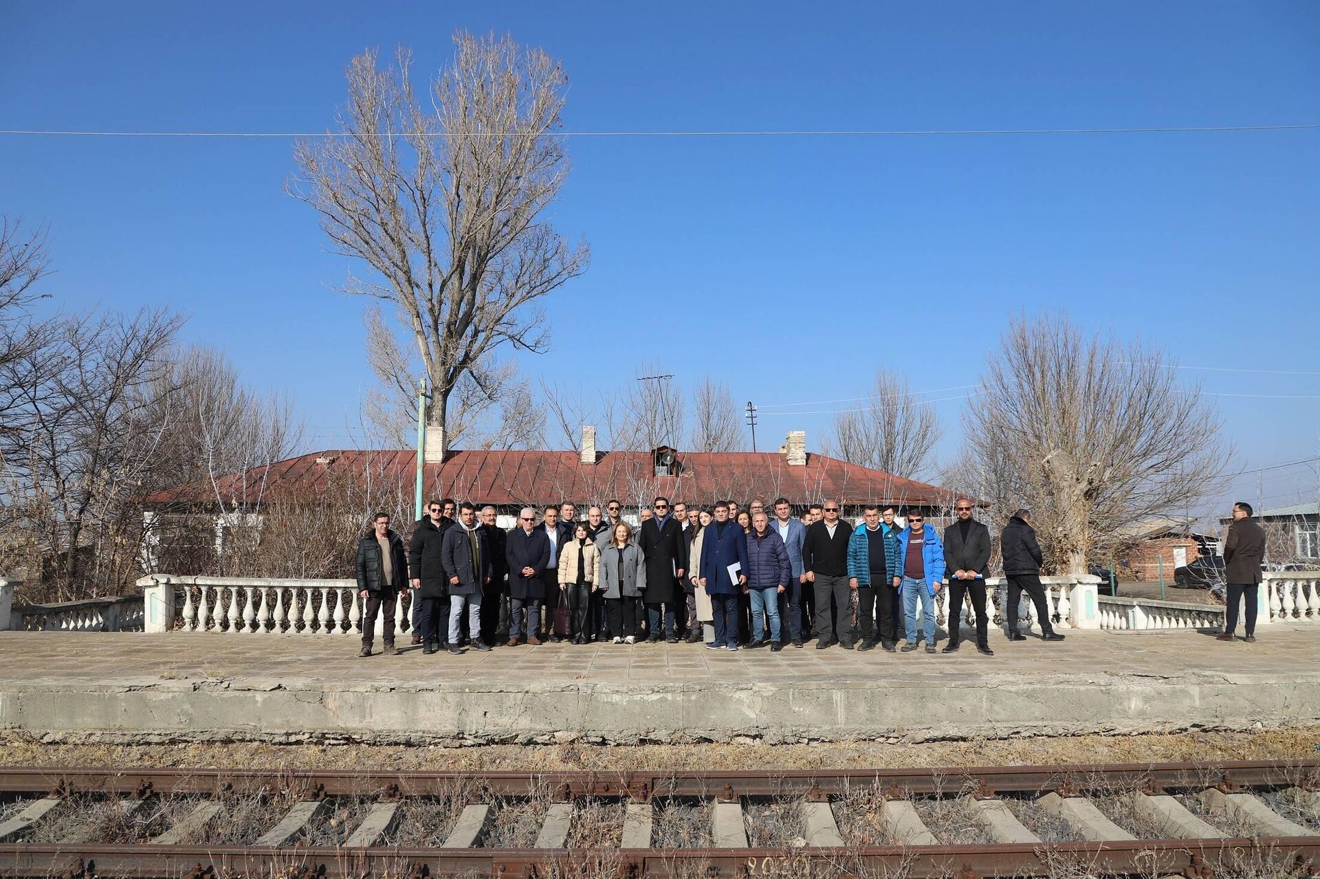 В соответствии с договоренностями, достигнутыми в ходе встреч спецпредставителей процесса нормализации отношений между Арменией и Турцией, на контрольно-пропускном пункте Ахурик-Акьяка на армяно-турецкой границе и в городе Гюмри состоялась встреча представителей соответствующих ведомств двух стран (28 ноября 2025) - Sputnik Արմենիա, 1920, 28.11.2025