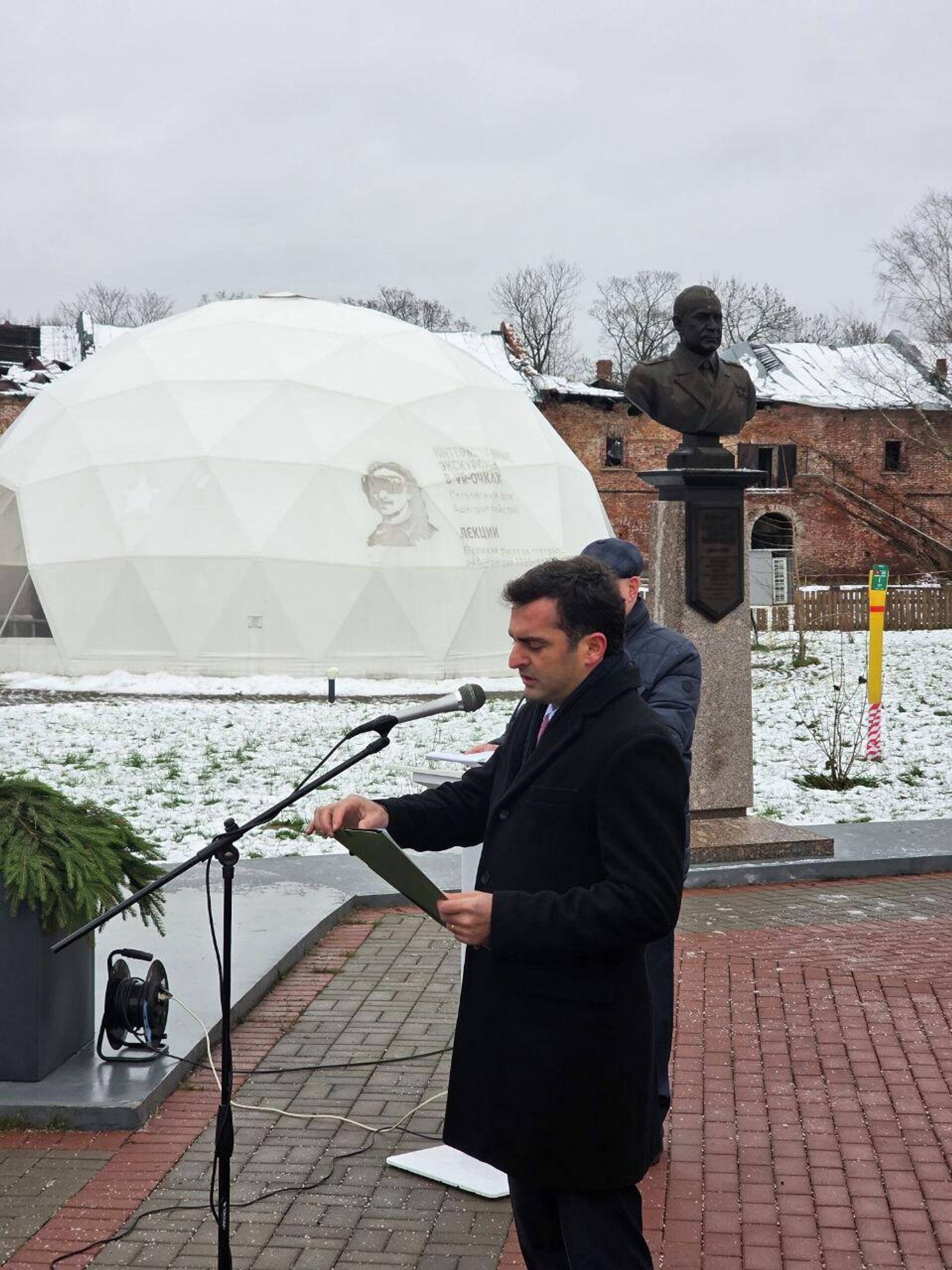 Вице-спикер НС Акоп Аршакян на церемонии открытия бюста великого полководца, адмирала Исакова в аллее адмиралов в крепости Кронштадт (28 ноября 2025). Санкт-Петербург - Sputnik Արմենիա, 1920, 28.11.2025