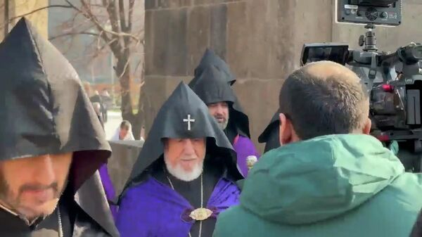 Գարեգին Երկրորդն օրհնեց հավատացյալներին - Sputnik Արմենիա