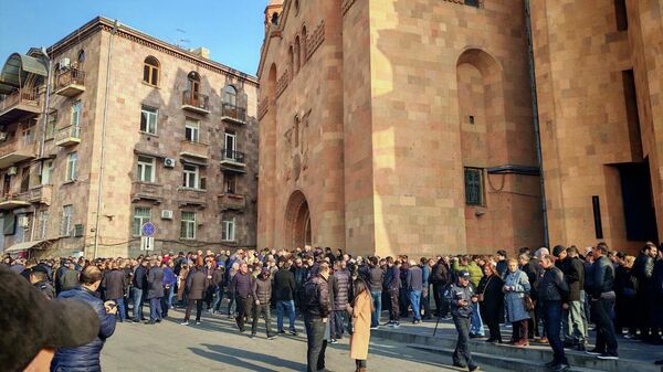 Люди перед ереванской церковью Сурб Саргиса ждут воскресную службу (30 ноября 2025). Еревaн - Sputnik Արմենիա