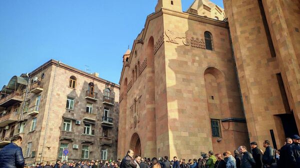 Люди перед ереванской церковью Сурб Саргиса ждут воскресную службу (30 ноября 2025). Еревaн - Sputnik Армения