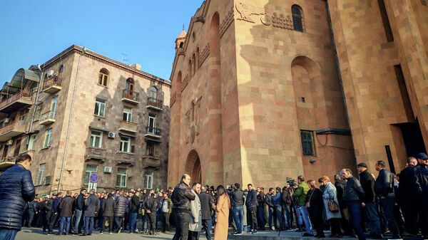 Նիկոլ Փաշինյանն ու Նարեկ Կարապետյանը նույն եկեղեցում մասնակցում են պատարագին - Sputnik Արմենիա