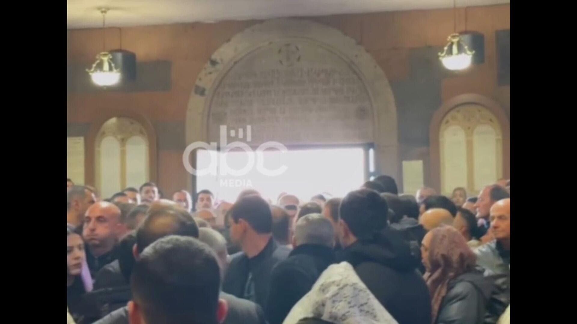 Երևանի Սուրբ Սարգիս եկեղեցուց կոպտորեն դուրս հանեցին իրավապաշտպան ու լրագրող Հովհաննես Իշխանյանին - Sputnik Армения, 1920, 30.11.2025