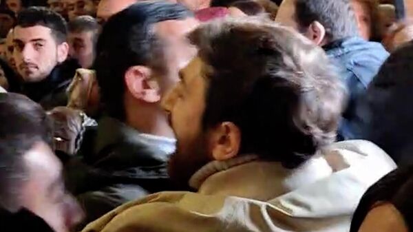 Վեհափառի անունը եկեղեցում հնչեցնելու համար բերման ենթարկեցին Իշխանյանին ու Դորունցին Վեհափառի անունը եկեղեցում հնչեցնելու համար բերման ենթարկեցին Իշխանյանին ու Դորունցին - Sputnik Արմենիա