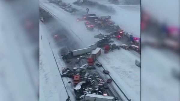 Около 50 автомобилей столкнулись на одном из шоссе Индианы из-за снежного шторма - Sputnik Армения