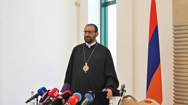 Архиепископ Аршак Хачатрян перед началом пресс-конференции (1 декабря 2025). Эчмиадзин - Sputnik Армения