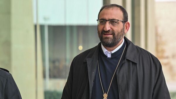 Архиепископ Аршак Хачатрян перед началом пресс-конференции (1 декабря 2025). Эчмиадзин - Sputnik Армения