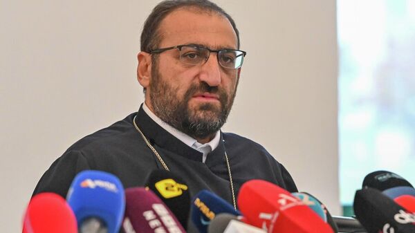 Архиепископ Аршак Хачатрян во время пресс-конференции (1 декабря 2025). Эчмиадзин - Sputnik Армения