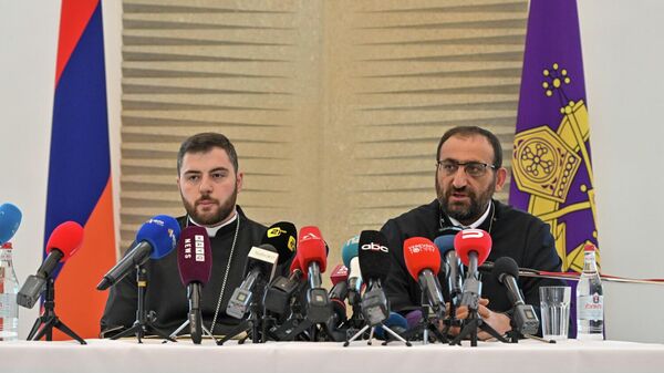 Архиепископ Аршак Хачатрян во время пресс-конференции (1 декабря 2025). Эчмиадзин - Sputnik Армения