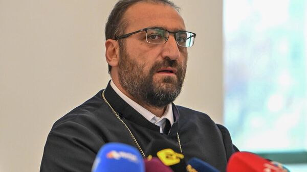 Архиепископ Аршак Хачатрян во время пресс-конференции (1 декабря 2025). Эчмиадзин - Sputnik Армения