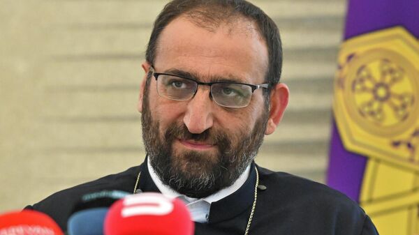 Архиепископ Аршак Хачатрян во время пресс-конференции (1 декабря 2025). Эчмиадзин - Sputnik Армения