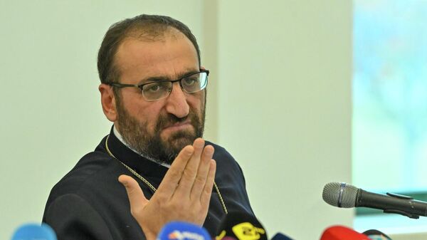 Архиепископ Аршак Хачатрян во время пресс-конференции (1 декабря 2025). Эчмиадзин - Sputnik Армения