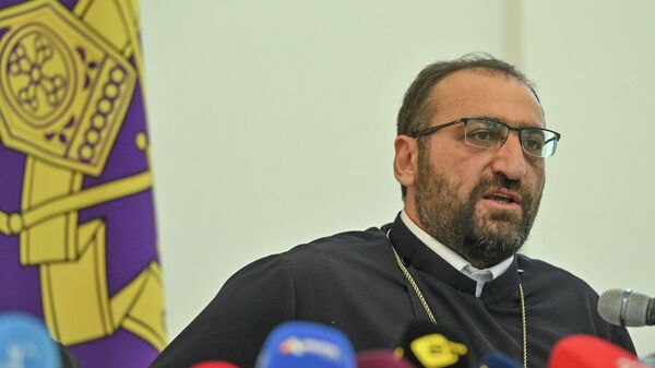 Архиепископ Аршак Хачатрян во время пресс-конференции (1 декабря 2025). Эчмиадзин - Sputnik Армения