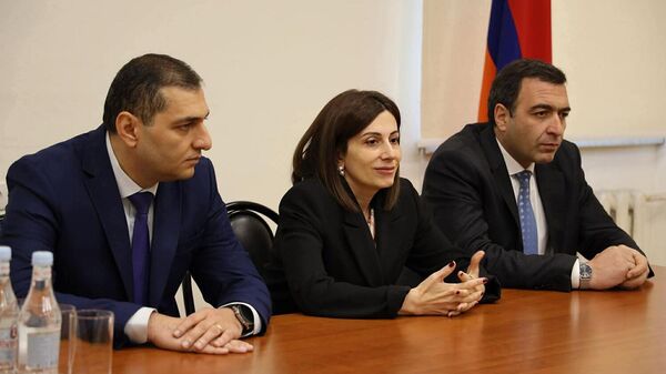 Անահիտ Ավանեսյանը Հոգեկան առողջության պահպանման ազգային կենտրոնի թիմին է ներկայացրել տնօրենի ժամանակավոր պաշտոնակատար Արտակ Ջումայանին - Sputnik Արմենիա