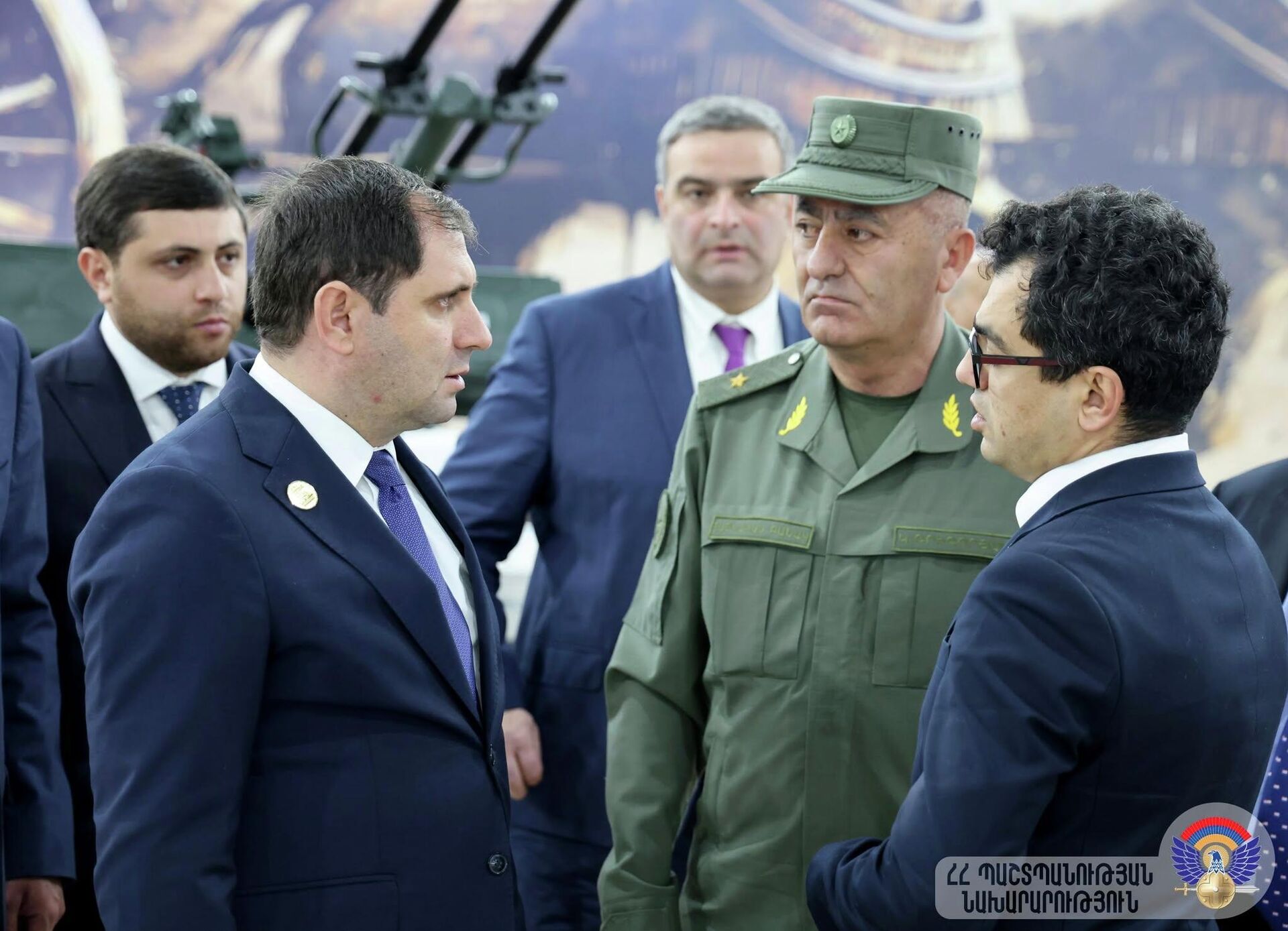 Министр обороны Сурен Папикян после церемонии открытия международной выставки EDEX 2025 осмотрел выставочные павильоны (1 декабря 2025). Каир Министр обороны Сурен Папикян после церемонии открытия международной выставки EDEX 2025 осмотрел выставочные павильоны (1 декабря 2025). Каир - Sputnik Արմենիա, 1920, 01.12.2025