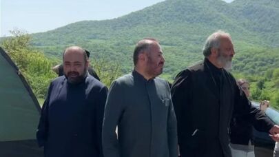 Предстоятели Арагацотнской и Араратской епархий ААЦ епископы Геворк Сароян и Мкртич Прошян (движение "Национальный фронт") и архиепископ Баграт Галстанян в Киранце