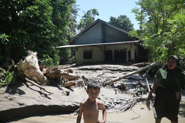 Люди стоят у дома, пострадавшего от наводнения в Пиди-Джая Провинция Ачех, Индонезия - Sputnik Армения
