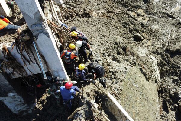 Спасатели извлекают тело жертвы наводнения в Паданг-ПанджангеЗападная Суматра, Индонезия - Sputnik Армения