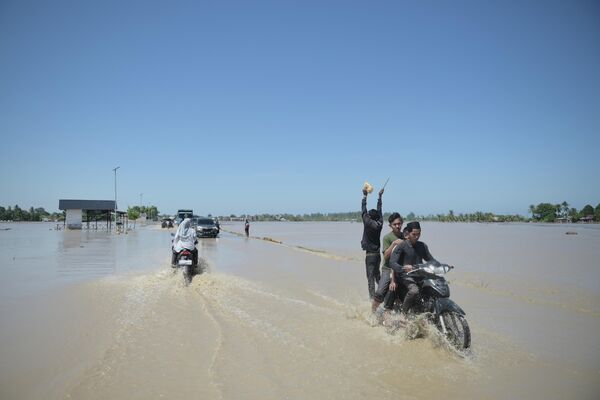 Автомобилисты едут по затопленной улице в Пиди-ДжаяПровинция Ачех, Индонезия - Sputnik Армения