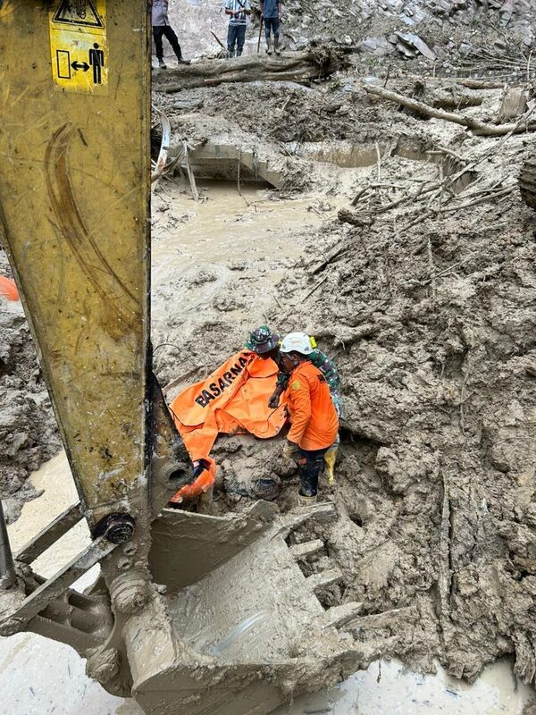 Поисково-спасательные отряды эвакуируют пострадавших от наводнения и оползня в районе Аек Сибундонг Северная Суматра, Индонезия - Sputnik Армения