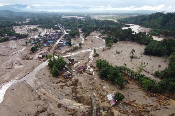 Деревня, пострадавшая от внезапного наводнения в Батанг-ТоруСеверная Суматра, Индонезия - Sputnik Армения