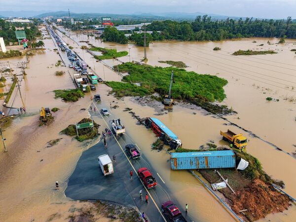 Груды земли и мусора на объездной дороге Хатъяй-ПаттанПровинция Сонгкхла, Таиланд - Sputnik Армения
