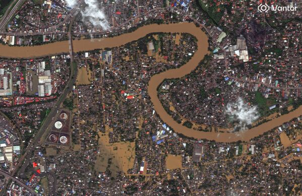 Затопленные жилые и промышленные районы вдоль реки в Коломбо после проливных дождейСпутниковый снимок Vantor  - Sputnik Армения