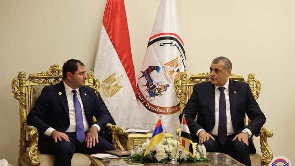 Министр обороны Сурен Папикян встретился с государственным министром военной промышленности Египта Мухаммадом Салах ад-Дином Мустафой (2 декабря 2025). Каир - Sputnik Армения