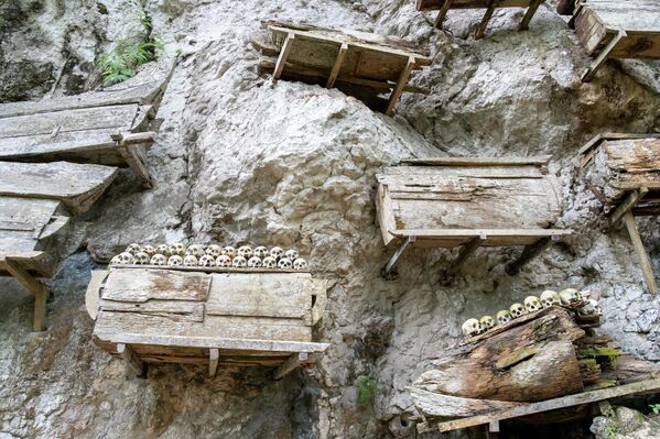 Подвесной гроб в Кете КесуПогребальная скала Тораджа - Sputnik Армения