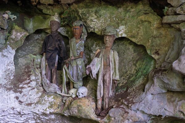 Традиционное место захоронения, где гробы помещают в пещеры или подвешивают к скалеОстров Сулавеси, Индонезия - Sputnik Армения