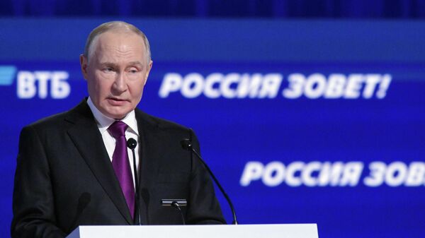 Президент РФ Владимир Путин выступает на пленарном заседании инвестиционного форума ВТБ Россия зовет! (2 декабря 2025). Москвa - Sputnik Армения
