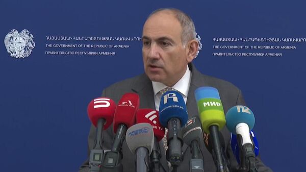 Премьер-министр Никол Пашинян проводит брифинг (4 декабря 2025). Ереван - Sputnik Армения