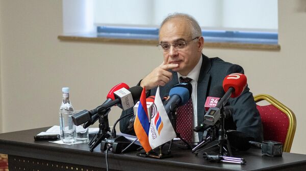 Левон Зурабян на пресс-конференции по теме распространенных материалов (4 декабря 2025). Еревaн - Sputnik Армения