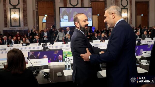 Министр иностранных дел Арарат Мирзоян встретился с турецким коллегой Хаканом Фиданом во время официальной церемонии открытия 32-го Совета министров ОБСЕ (4 декабря 2025). Вена - Sputnik Армения